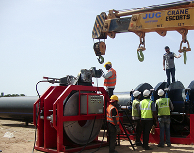 印度发电厂排水管道施工现场 SHD1600野外对接焊机